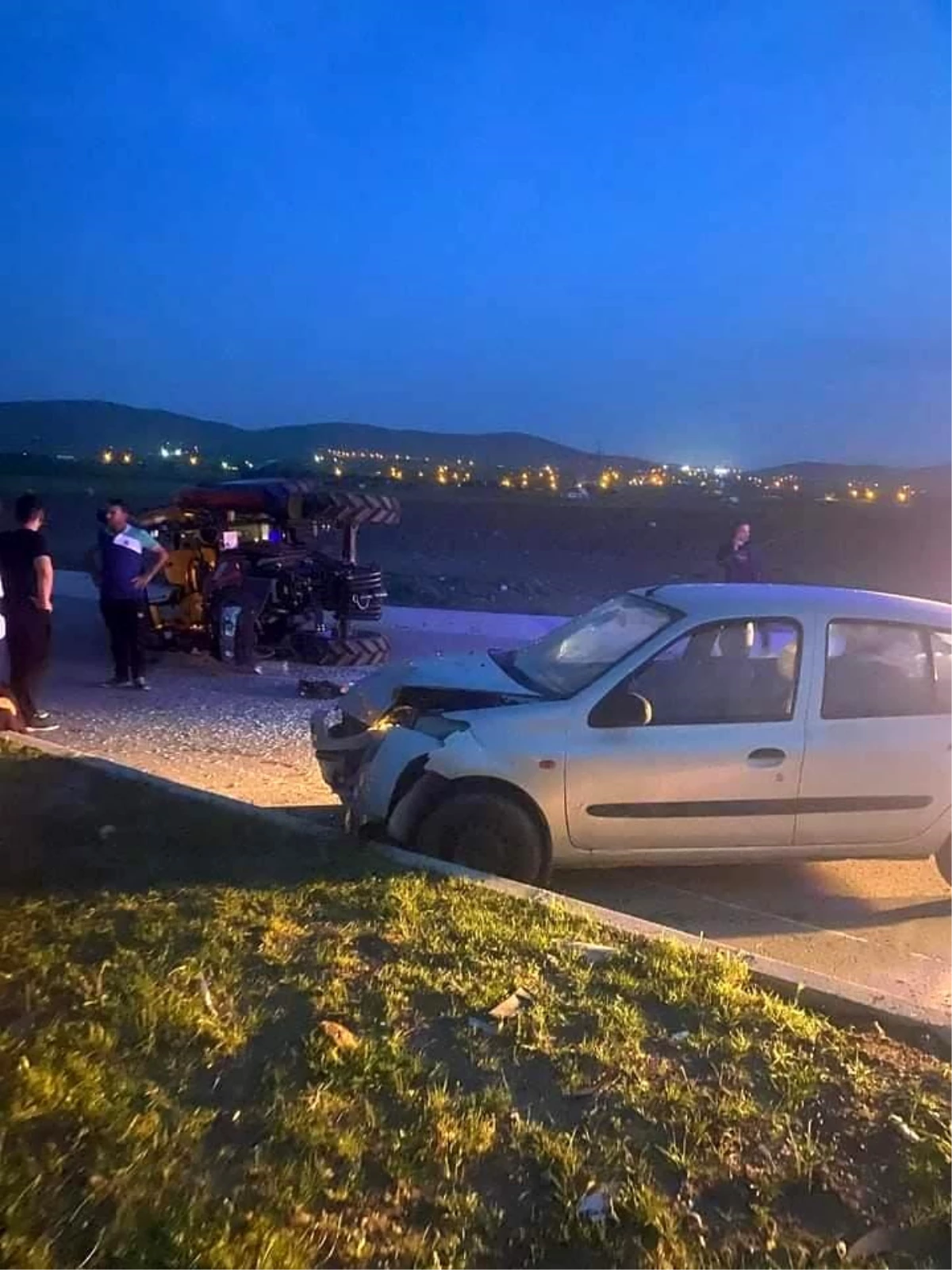 Elazığ'da otomobil ile traktör çarpışması sonucu 1 kişi yaralandı