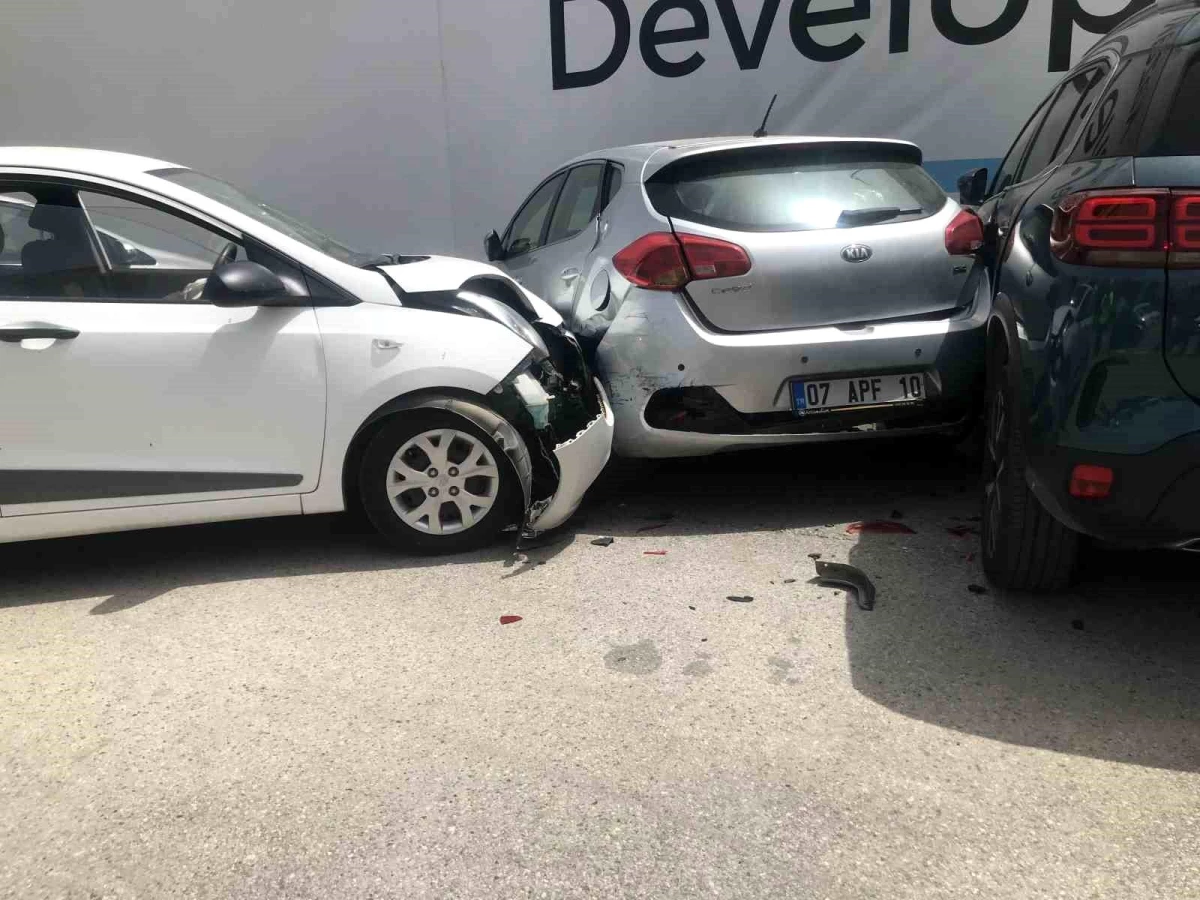 Antalya’da sürücüsünün park etmek isterken kontrolünden çıkan otomobil 3 otomobile çarptı