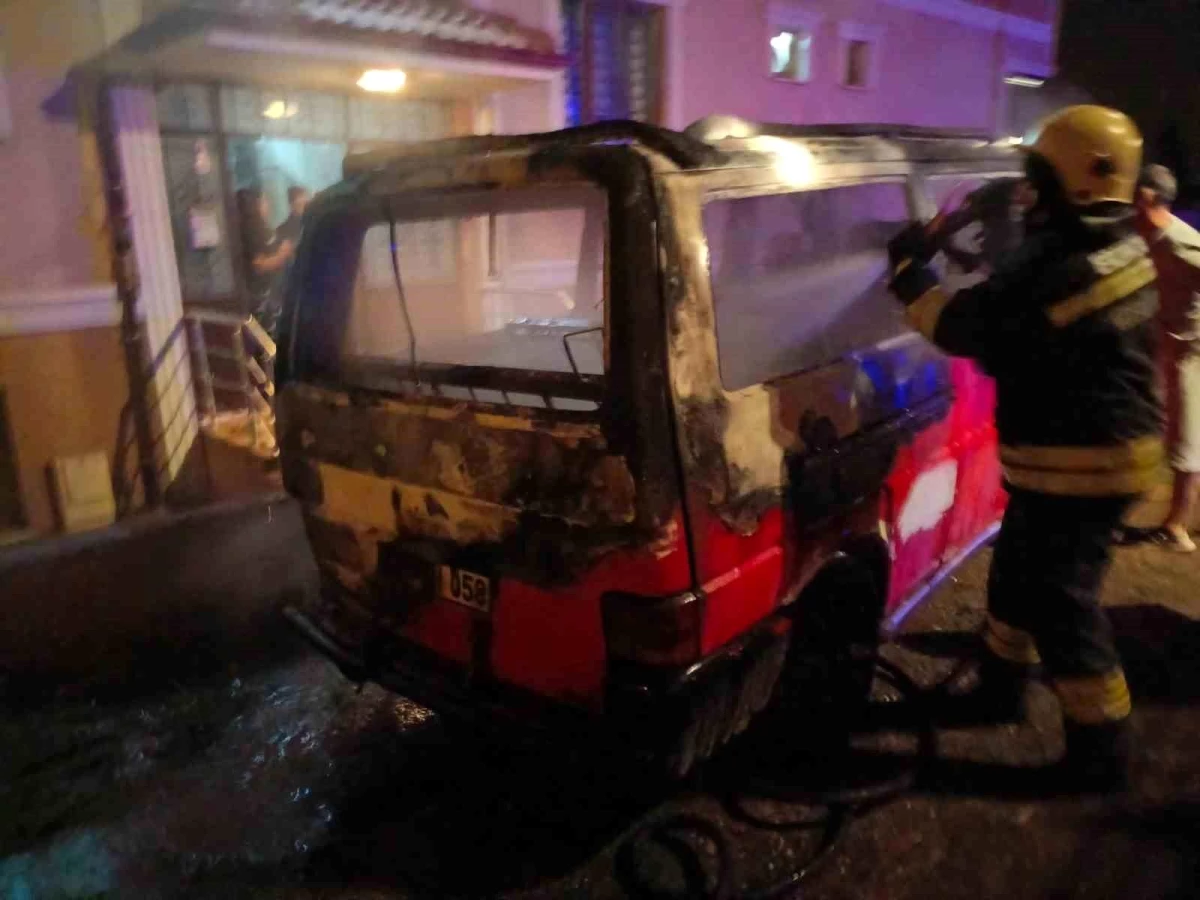 Erzincan'da park halindeki araç yandı