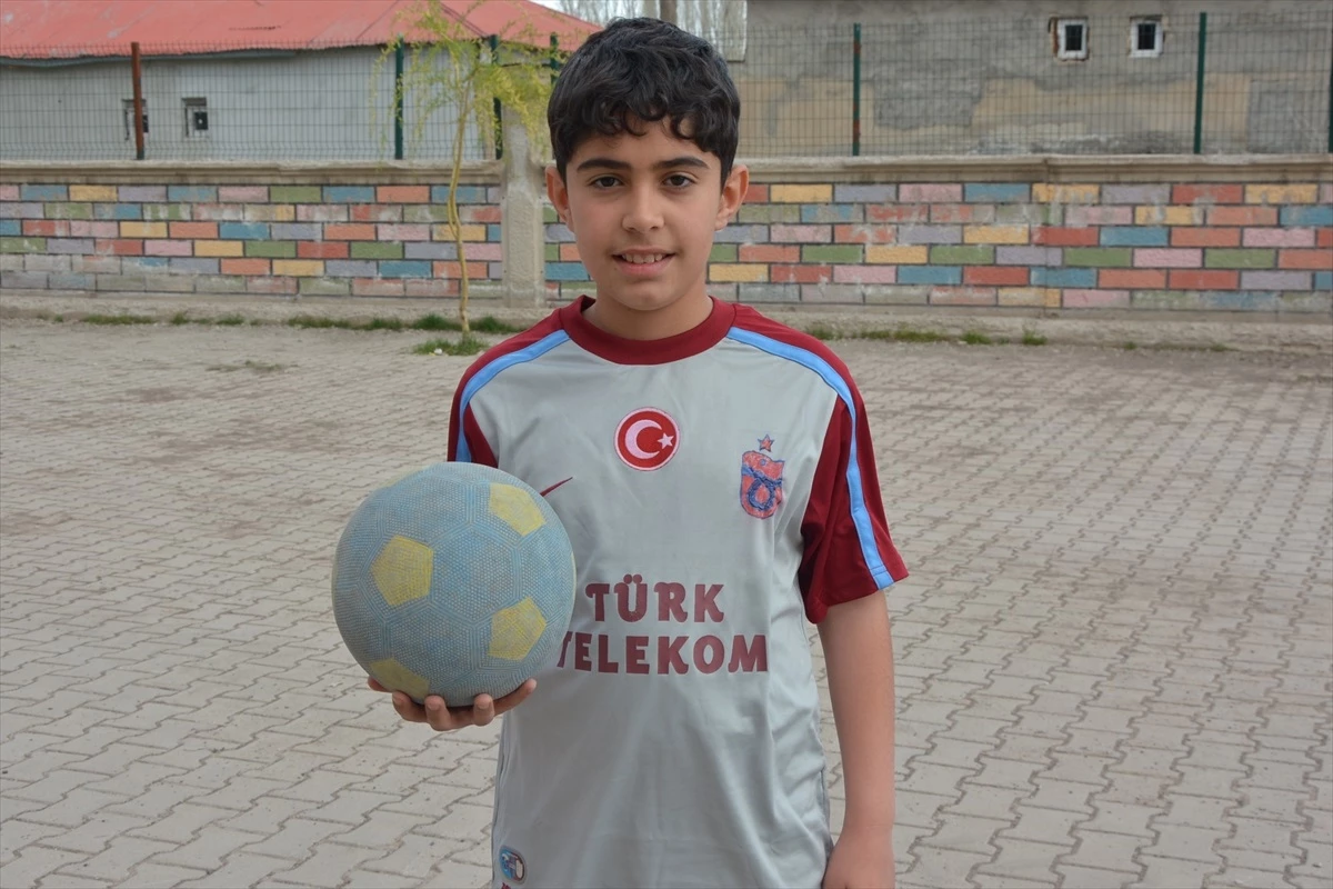 12 Yaşındaki Nurullah Balcı, Trabzonspor Formasını Silinen Logosunu Kendi Çizdi