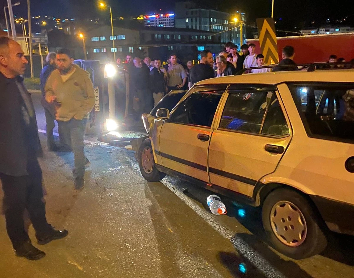 Rize Ardeşen'de Kafa Kafaya Çarpışan Otomobillerde 7 Kişi Yaralandı