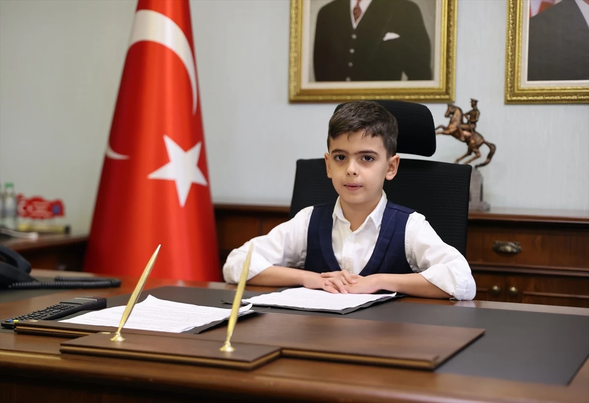 Samsun Valisi Orhan Tavlı, 23 Nisan'da makam koltuğunu çocuklara devretti