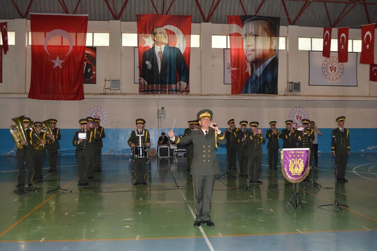 Şemdinli'de Malatya 2. Ordu Komutanlığı Bandosu Konser Verdi