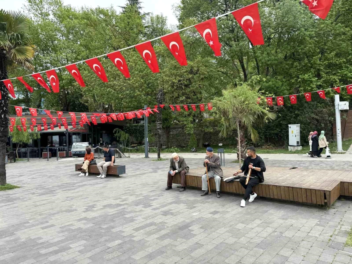 Zonguldak’ta Yazdan Kalma Hava Vatandaşları Sokaklara Çekti