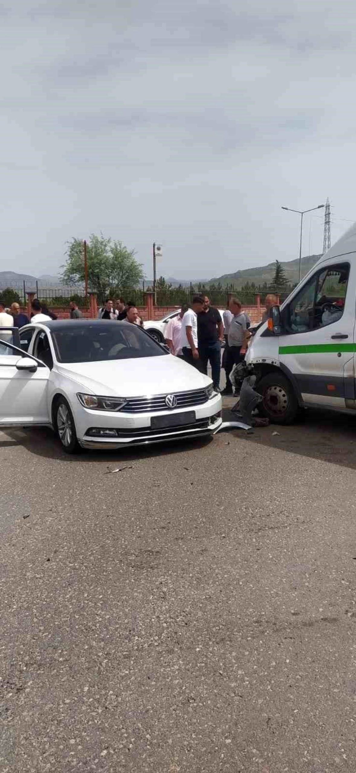 Siirt'te otomobil ile minibüsün çarpışması sonucu 7 kişi yaralandı