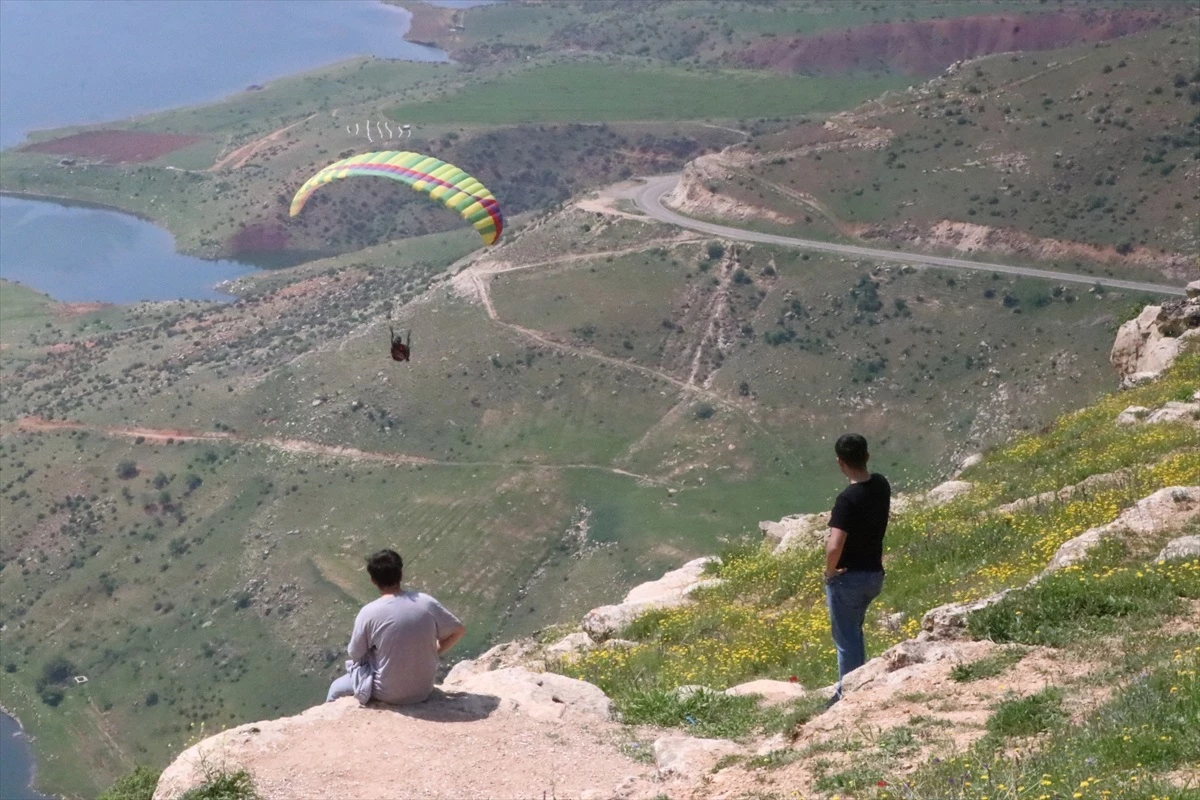 Siirt'te Turizm Haftası'nda Yamaç Paraşütü Heyecanı