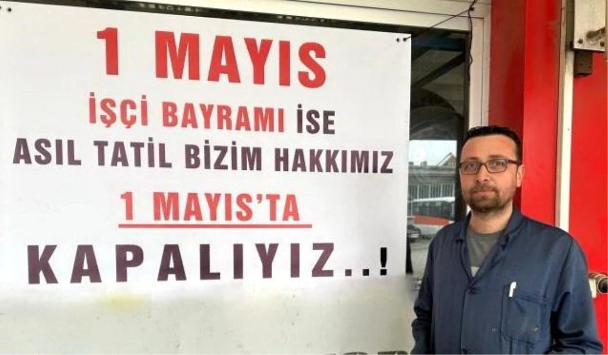Sinop'ta bir esnaf, 1 Mayıs Emek ve Dayanışma Günü'ne dikkat çekmek için işletmesine pankart astı