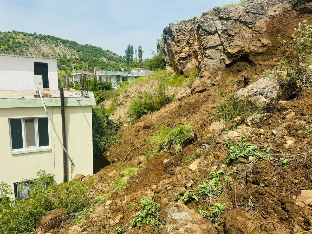 Şenoba’da meydana gelen toprak kayması sonucu ev hasar gördü