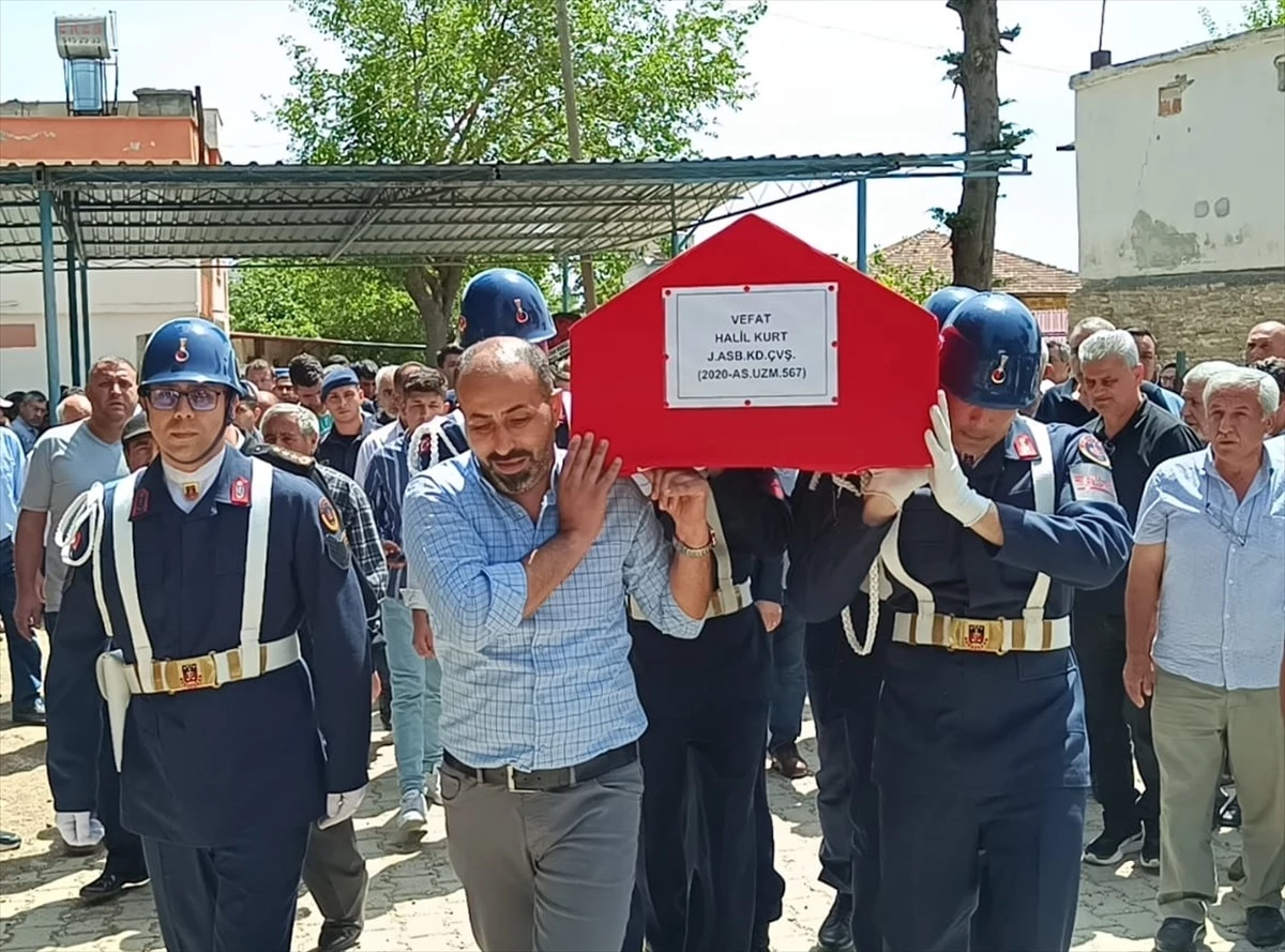 Cizre'de meydana gelen trafik kazasında hayatını kaybeden Jandarma Astsubay Kıdemli Çavuş Halil Kurt toprağa verildi