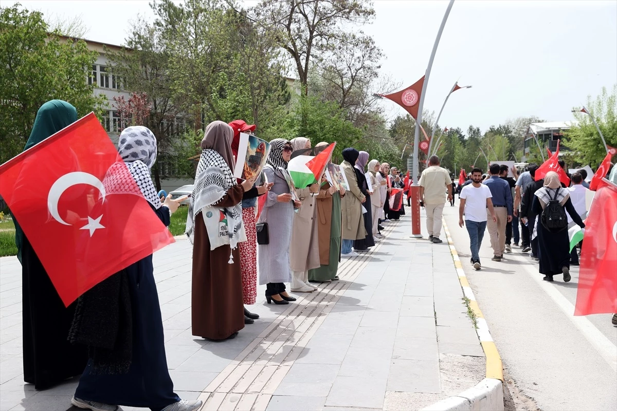 Sivas'ta Üniversite Öğrencileri İsrail'in Filistin'e Yönelik Saldırılarını Protesto Etti