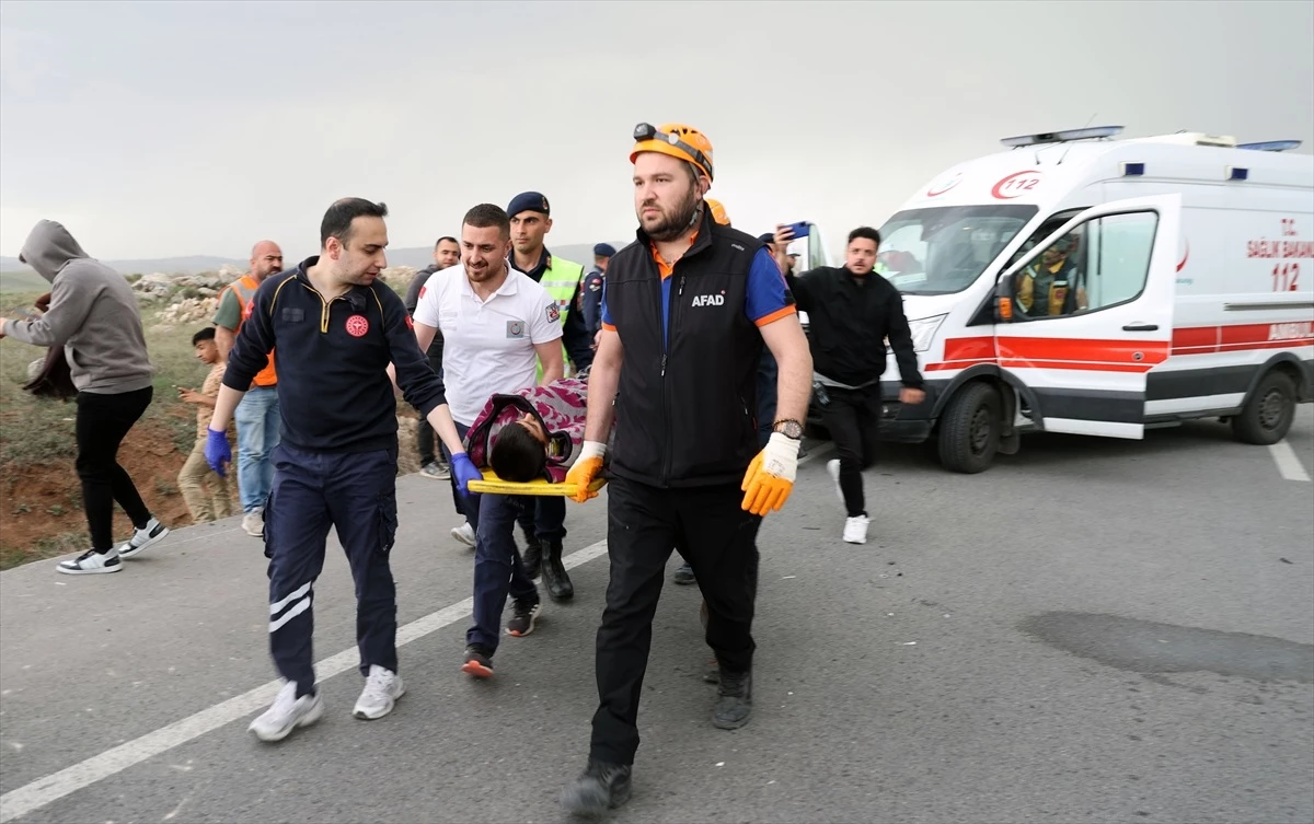Sivas’ta otomobil ile hafif ticari araç çarpıştı: 7 yaralı