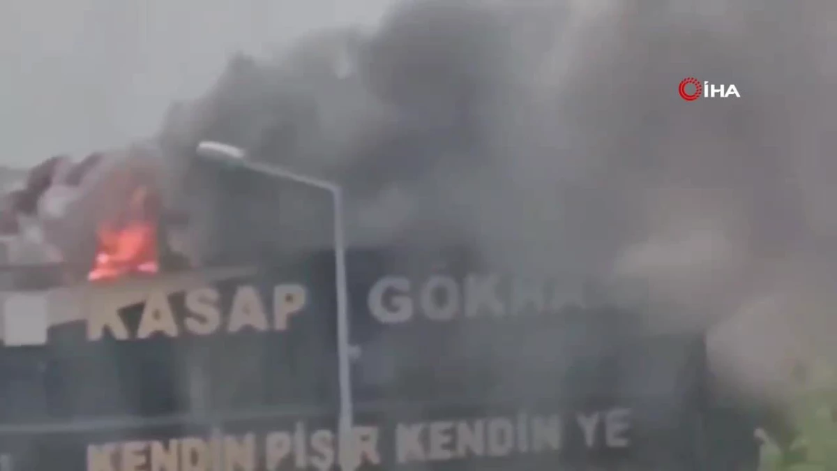 Sultangazi'de restoranın çatısında çıkan yangın büyük zarara yol açtı