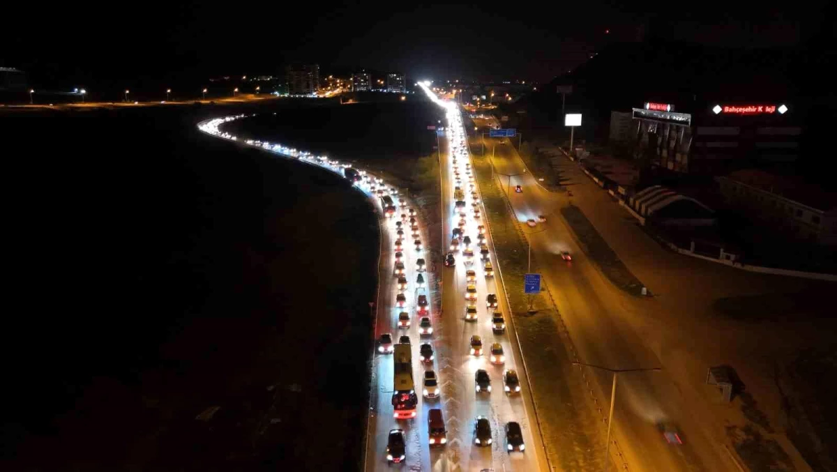 Kırıkkale’de Tatilcilerin Oluşturduğu Araç Kuyruğu Havadan Görüntülendi