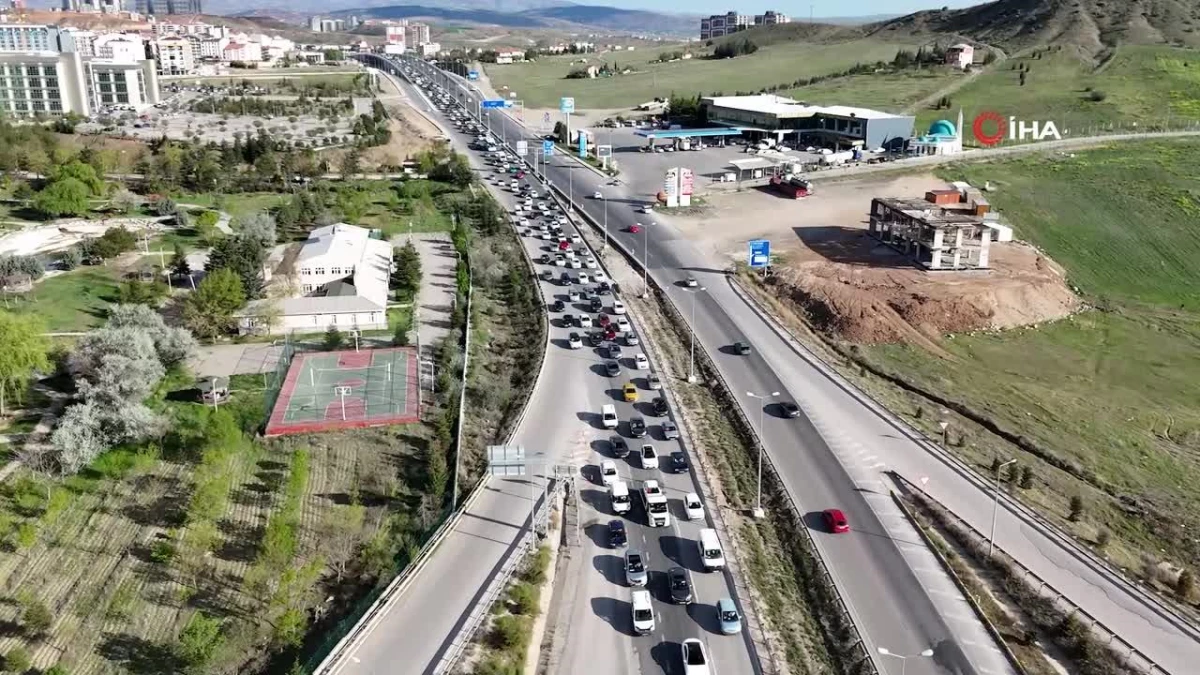 Tatilin son gününde trafik yoğunluğu: 'Kilit kavşak' böyle görüntülendi