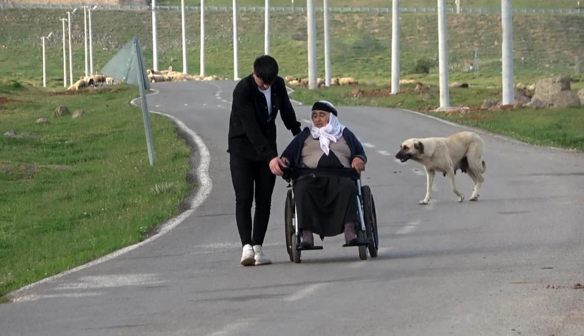 70 yaşındaki Cevahir Bingöl, akülü tekerlekli sandalyesiyle köyünü gezdi