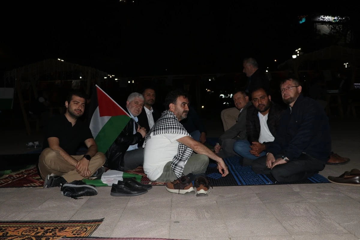 Tekirdağ'da İsrail'in Gazze'ye yönelik saldırıları oturma eylemiyle protesto edildi