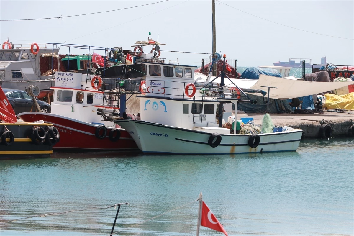 Tekirdağ'da Küçük Teknelerle Balık Avı Devam Ediyor