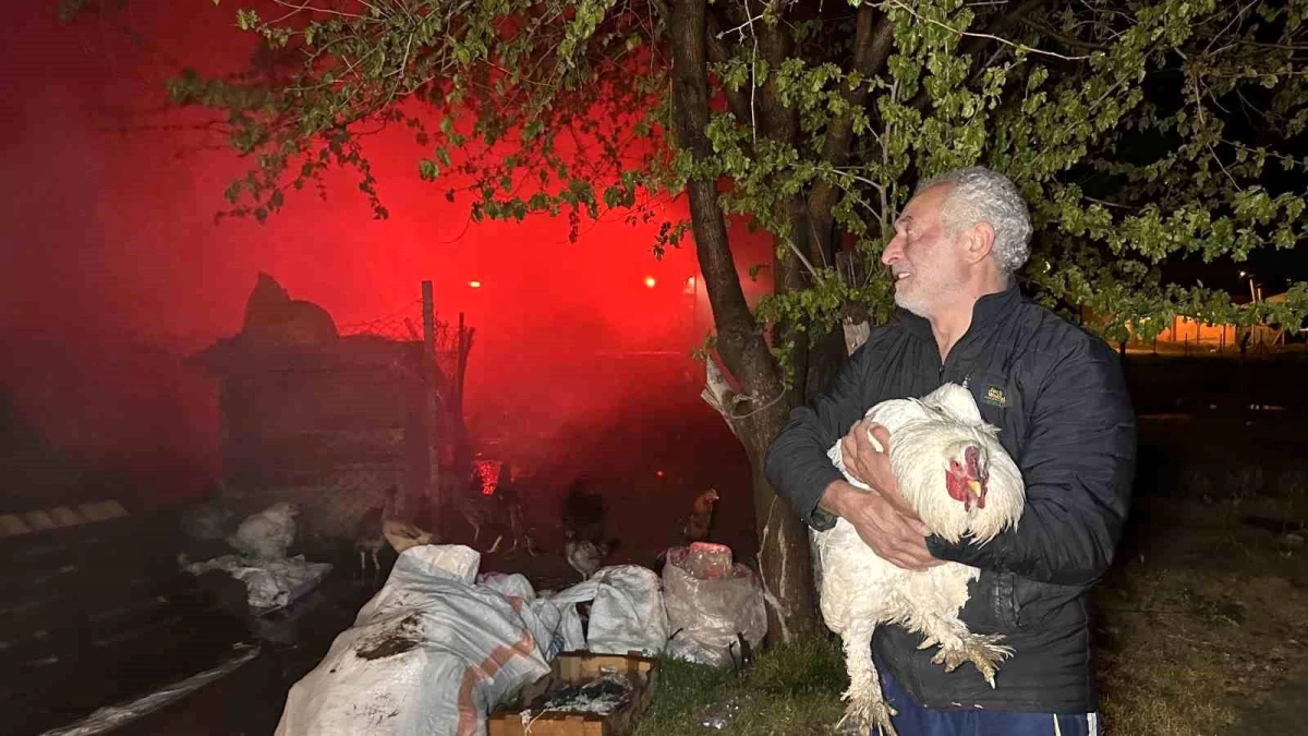 Uşak'ta Tekstil Atıkları Deposunda Yangın: Depo Kullanılamaz Hale Geldi, Tavuklar Kurtarıldı