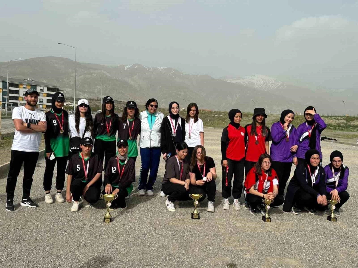 Erzincan'da düzenlenen Okullararası Bocce Müsabakalarında Tercan Anadolu Lisesi kızları il birincisi oldu