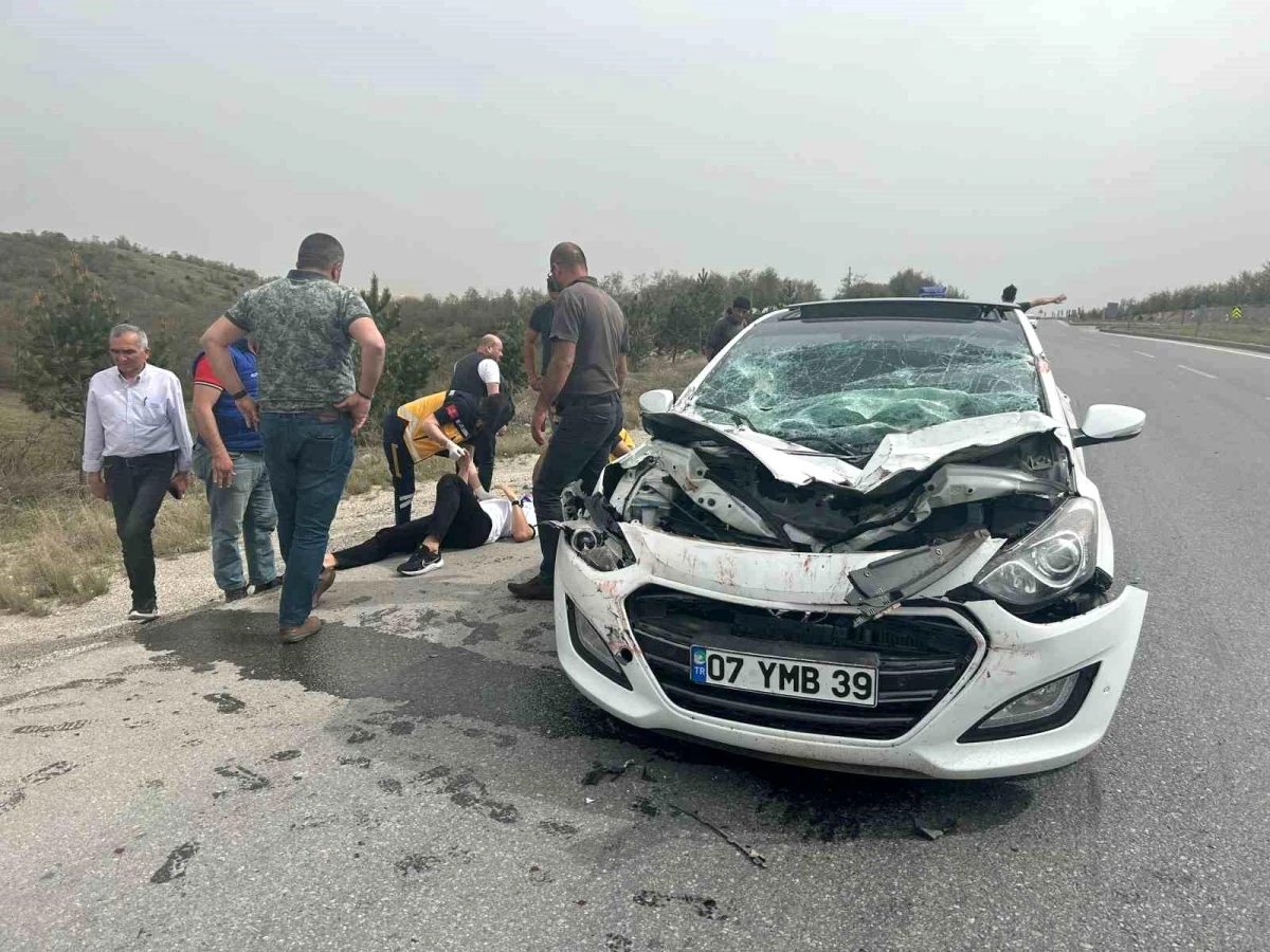 Eskişehir’de Tırın Dorsesine Çarpan Otomobil Sürücüsü Yaralandı