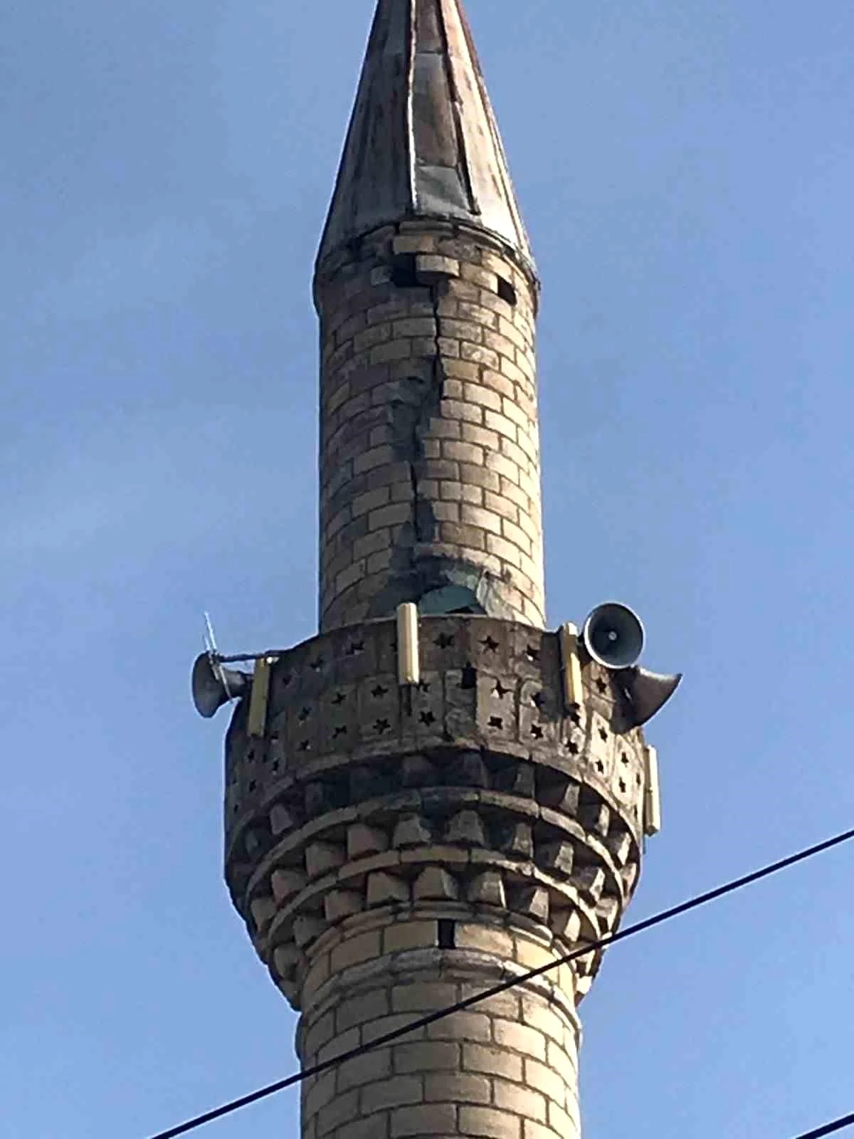 Tokat’ta yıldırım isabet eden caminin minaresinde hasar oluştu