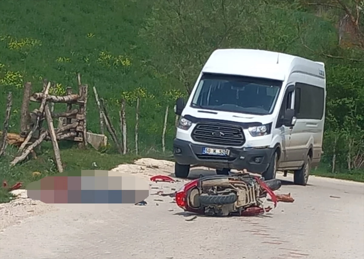 Tokat’ın Erbaa ilçesinde minibüs ile çarpışan motosiklet sürücüsü hayatını kaybetti
