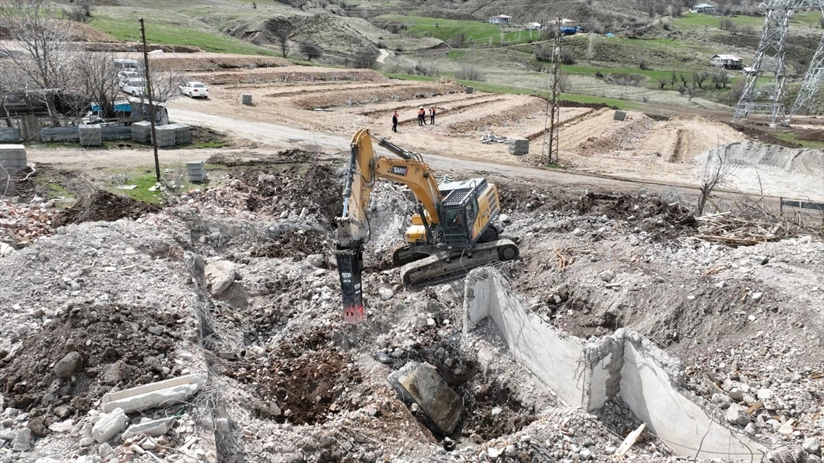 Tunceli'de depreme dayanıksız 3 bin 406 yapının yıkımı başlatıldı