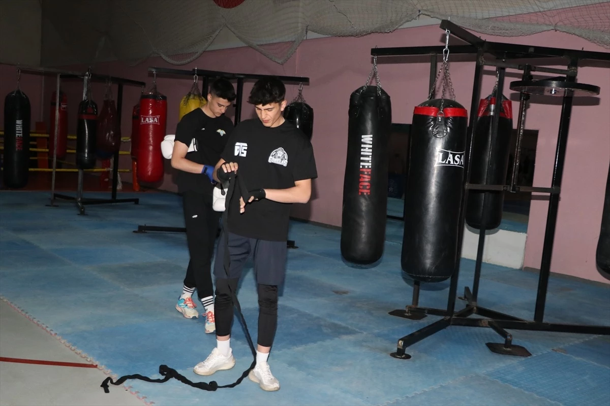 Erzurum'da kuzenlerine özenerek başladığı boksta 4 kez Türkiye şampiyonu olan 16 yaşındaki Davut Saydam, Avrupa şampiyonluğu için günde çift antrenman yapıyor