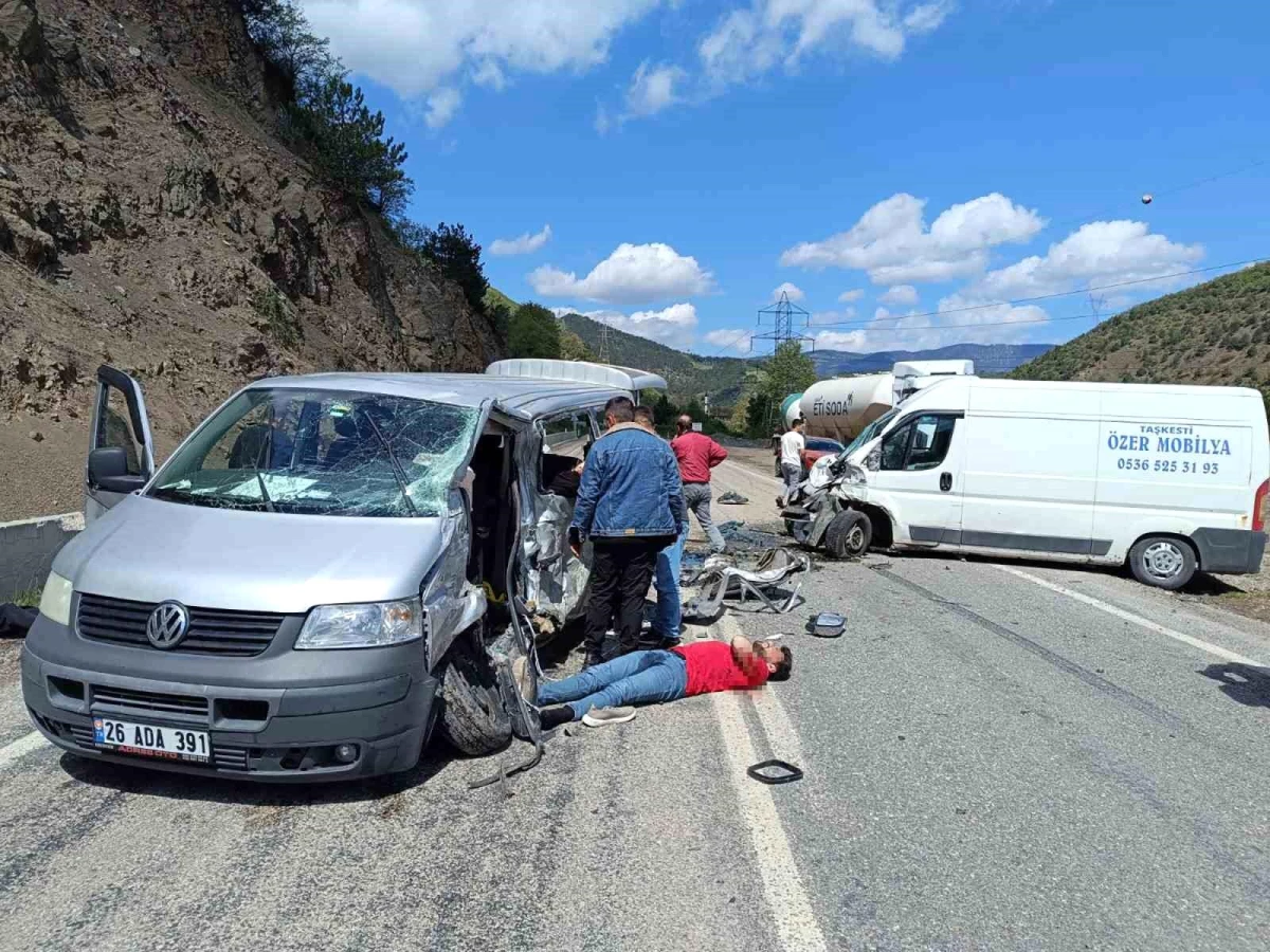 Bolu'da Üniversite Öğrencilerini Taşıyan Araç ile Panelvan Aracın Kafa Kafaya Çarpışması Sonucu 15 Kişi Yaralandı
