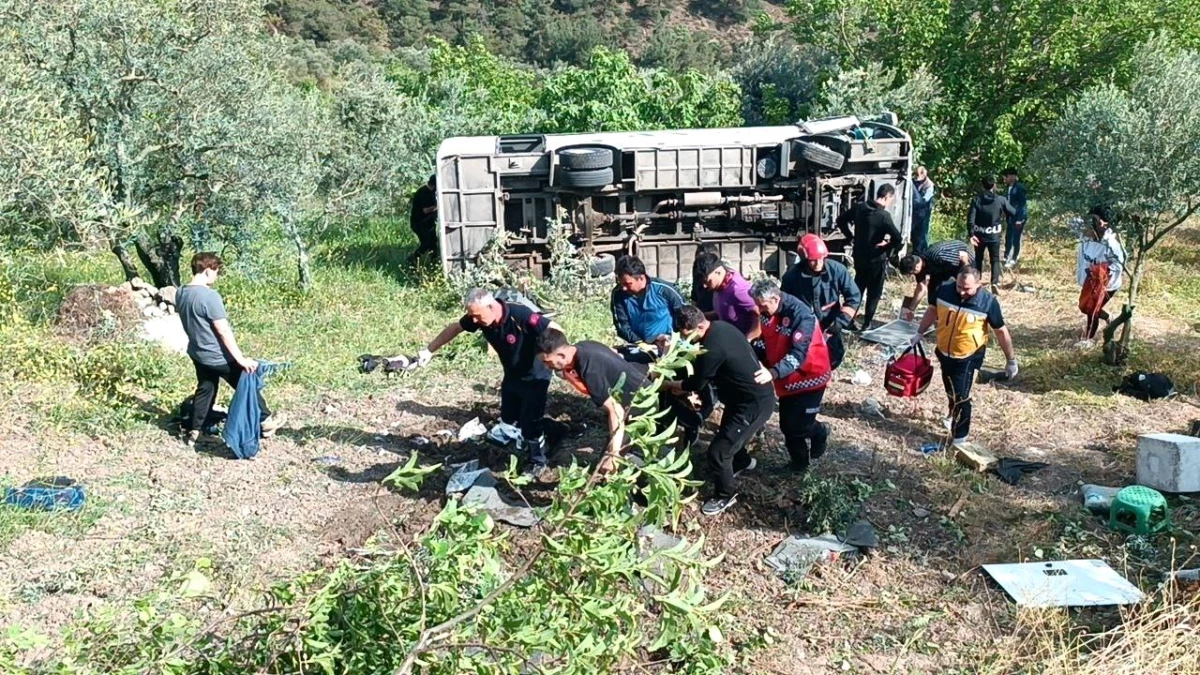 Sakarya'da tur otobüsü şarampole devrildi, 12 kişi yaralandı