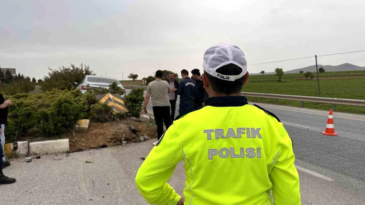 Uşak'ta Otomobil Kazası: 5 Kişi Yaralandı