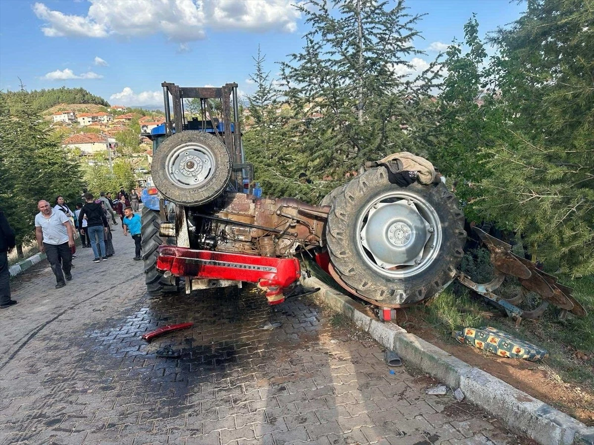 Uşak’ta traktör kazası: Sürücü hayatını kaybetti, eşi ağır yaralandı