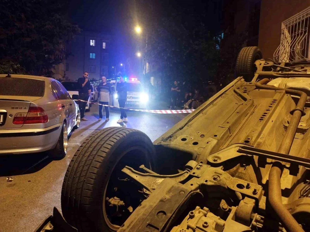Üsküdar'da park halindeki araca çarpan otomobil takla attı, 1 kişi yaralandı