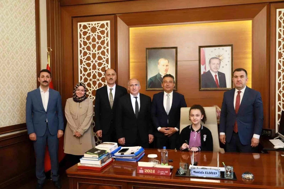 Bayburt Valisi Mustafa Eldivan, 23 Nisan Ulusal Egemenlik ve Çocuk Bayramı’nda koltuğunu öğrenciye devretti