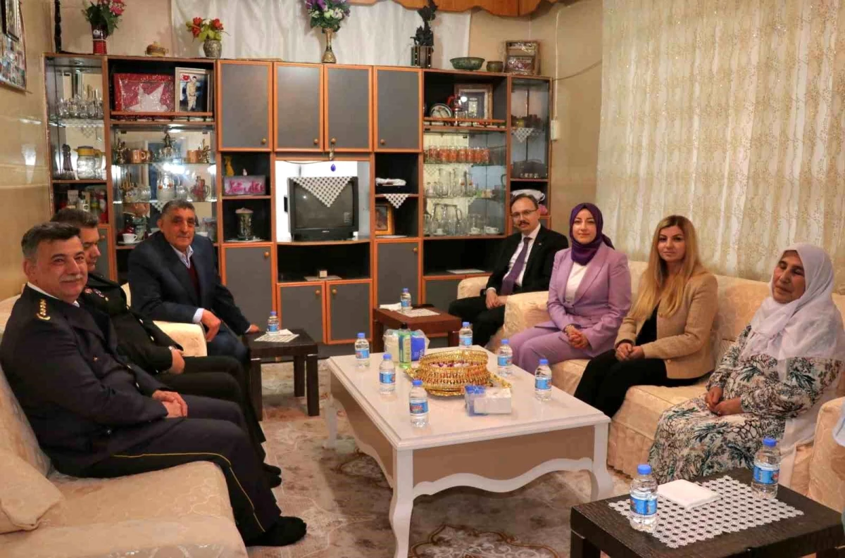 Siirt Valisi ve eşi, şehit Jandarma Er Süleyman Sungur’un ailesini ziyaret etti