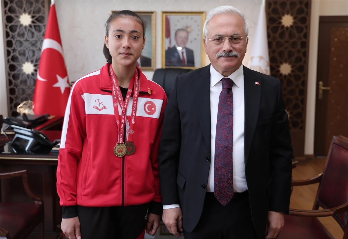 Aksaray Valisi Mehmet Ali Kumbuzoğlu, Türkiye Şampiyonası'nda birincilik elde eden Gülistan Gönen'i tebrik etti