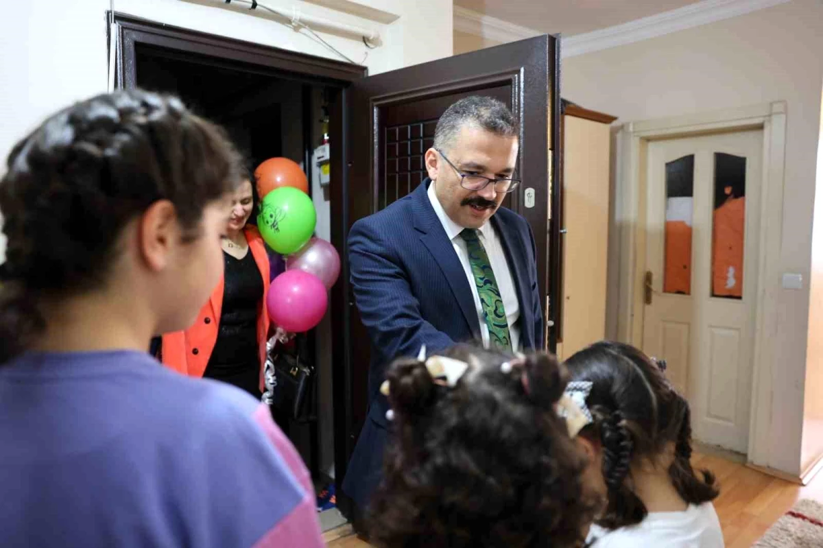 Iğdır Valisi Ercan Turan, Aile ve Sosyal Hizmetler İl Müdürlüğü’nün hizmet modellerinden yararlanan çocukları ziyaret etti