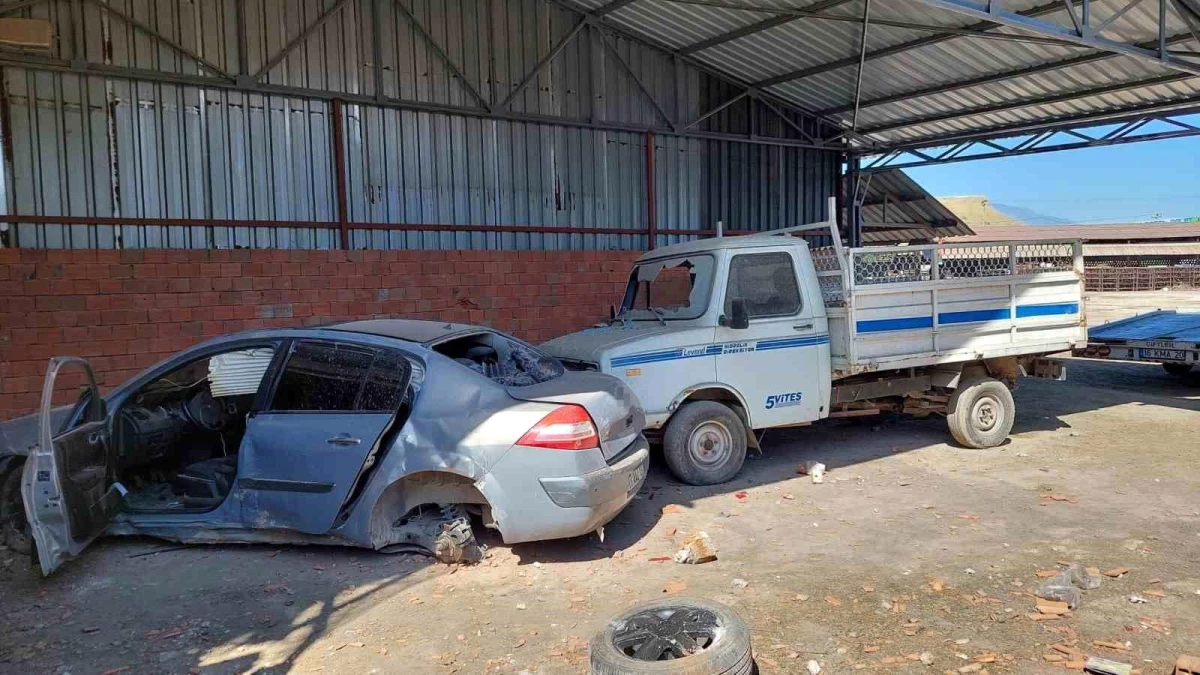 Manisa'da otomobil fabrikanın bahçesine uçtu: 2 yaralı