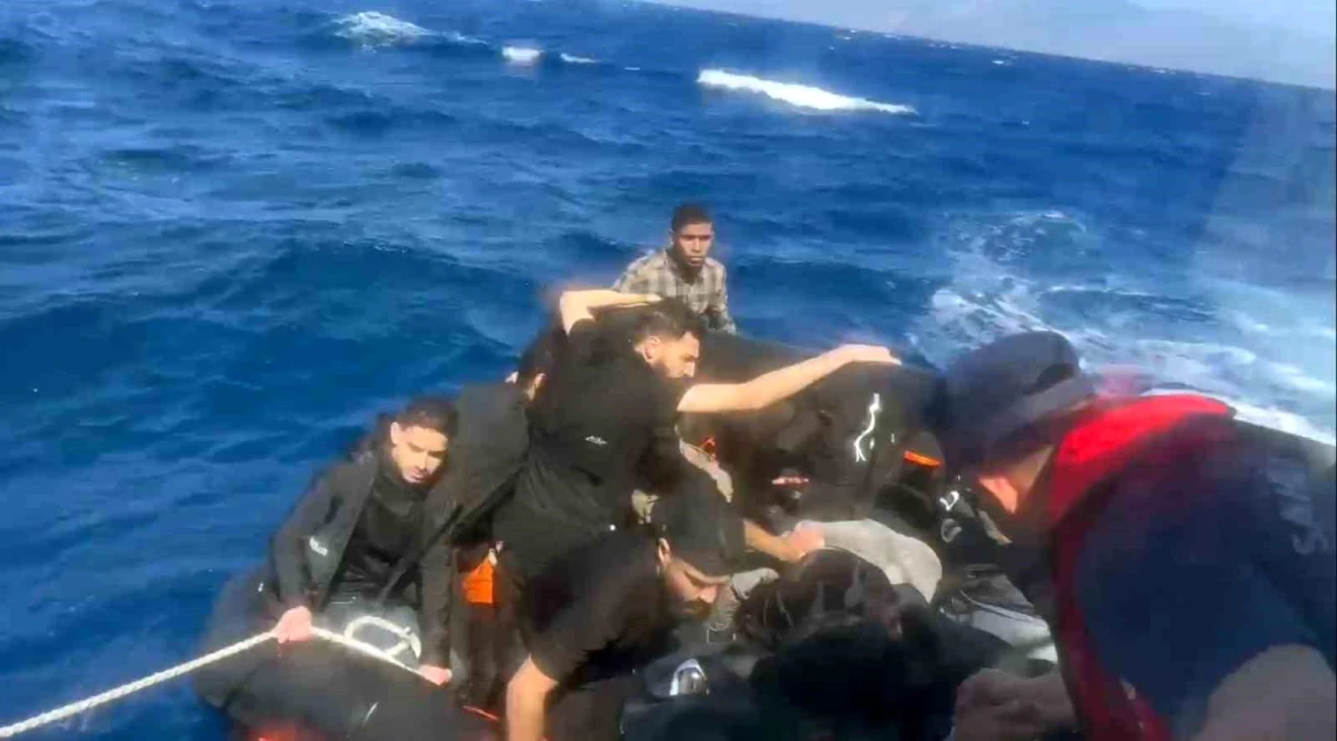 Muğla’da Yunanistan tarafından geri itilen 27 düzensiz göçmen kurtarıldı
