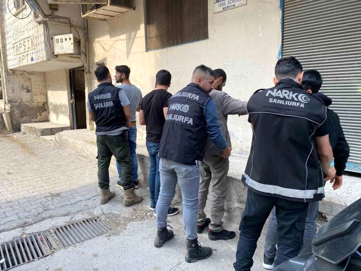 Şanlıurfa'da Polis Denetimlerinde 12 Aranan Şahıs Yakalandı