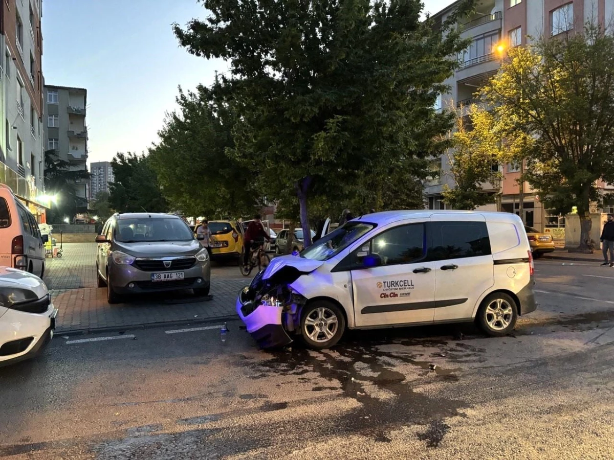 Kayseri’de ticari taksi ile hafif ticari araç çarpıştı: 2 yaralı