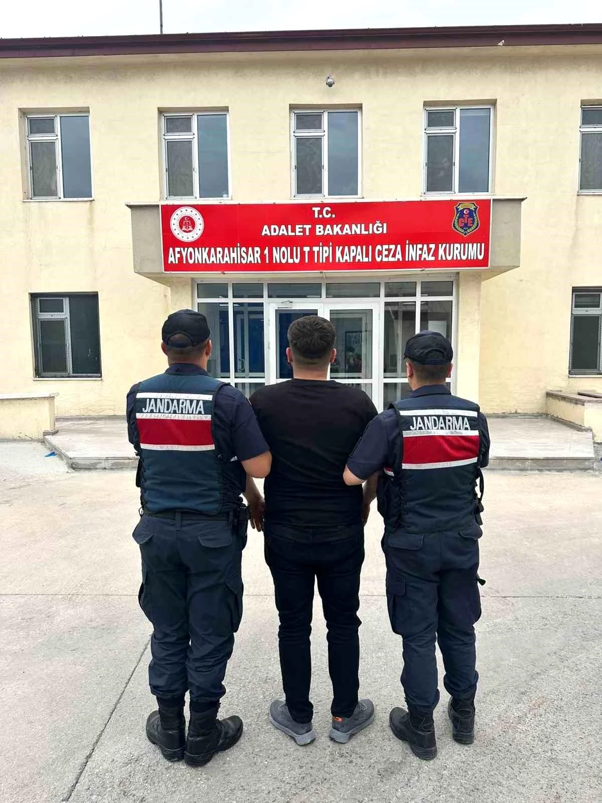 Afyonkarahisar'da Aranan Şahıs Jandarmanın Takibi Sonucu Yakalandı