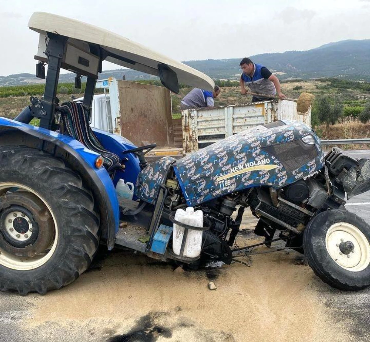Denizli'de zincirleme kaza: Traktör ortadan ikiye bölündü