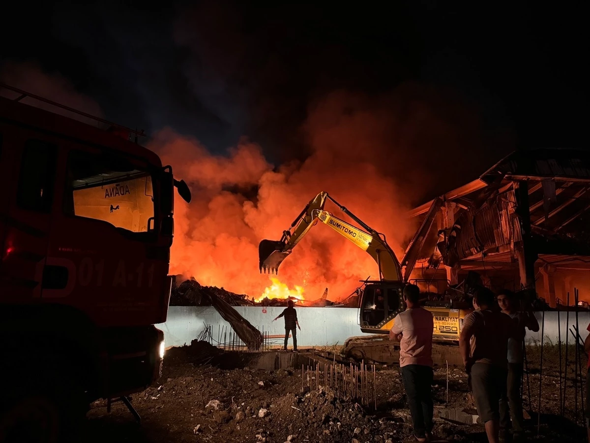 Adana'da motosiklet üretim tesisinde çıkan yangın söndürülüyor