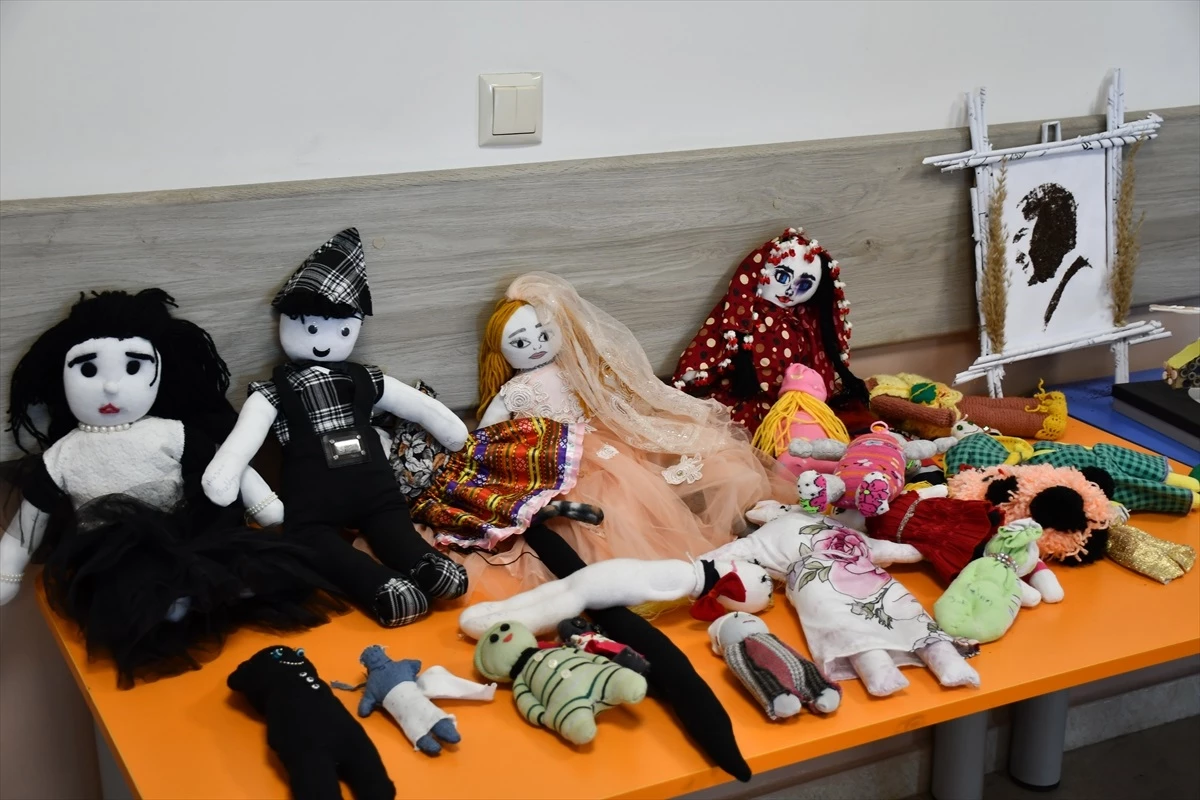 Adana’da İlkokul Öğrencileri Atık Malzemelerle Yaptıkları Ürünleri Sergiledi