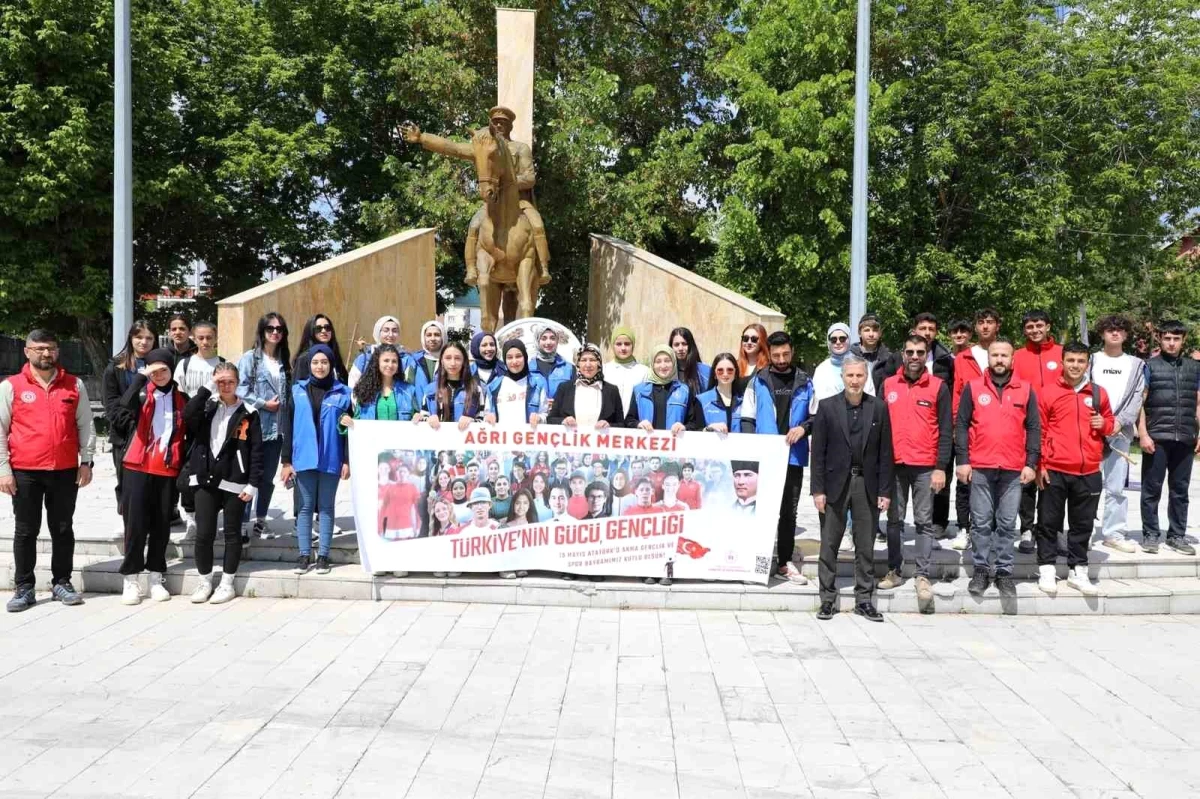 Ağrı’da Gençlik Haftası kapsamında Atatürk Anıtı’nda çelenk sunma töreni düzenlendi
