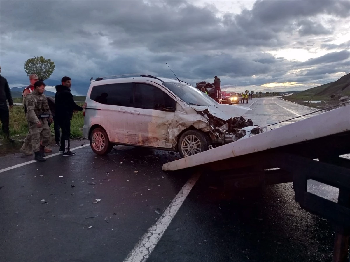 Ağrı'da otomobil ile hafif ticari araç çarpıştı: 5 yaralı