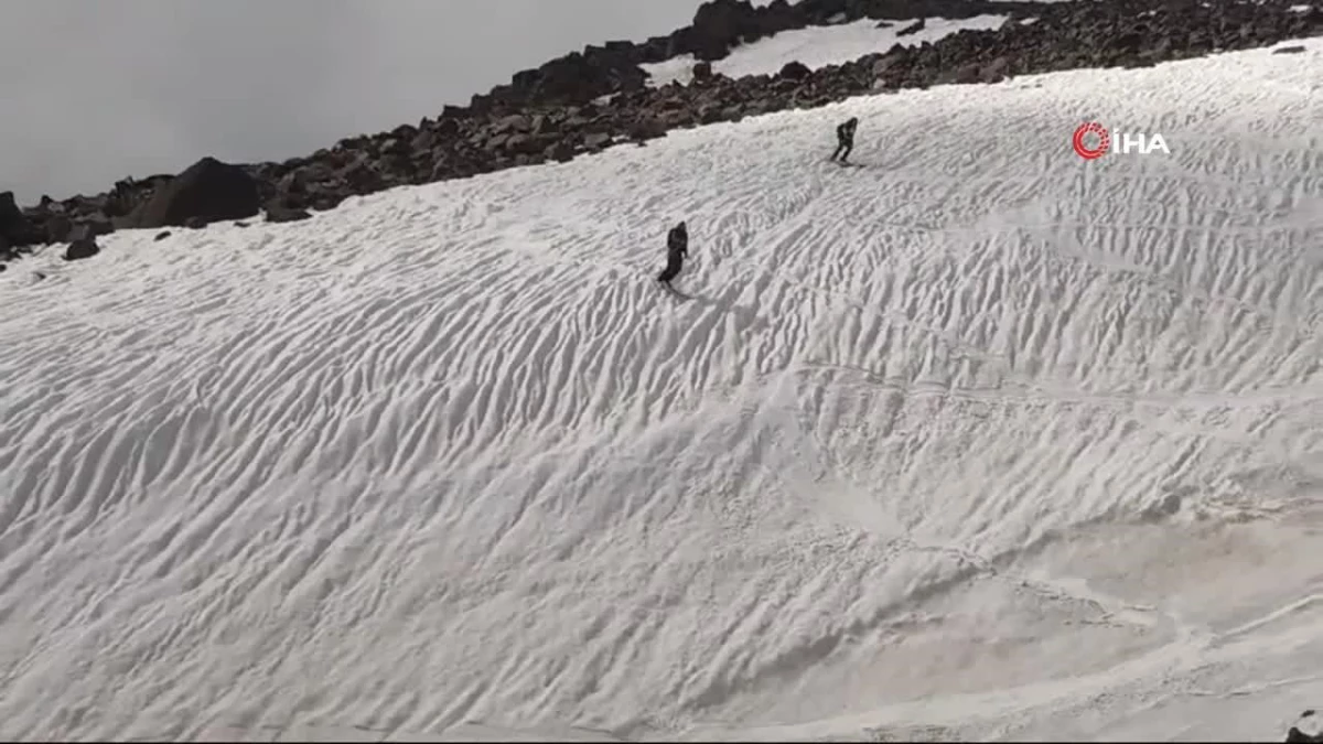 Ağrı Dağı’nda kayak yapan dağcılar renkli görüntüler oluşturdu
