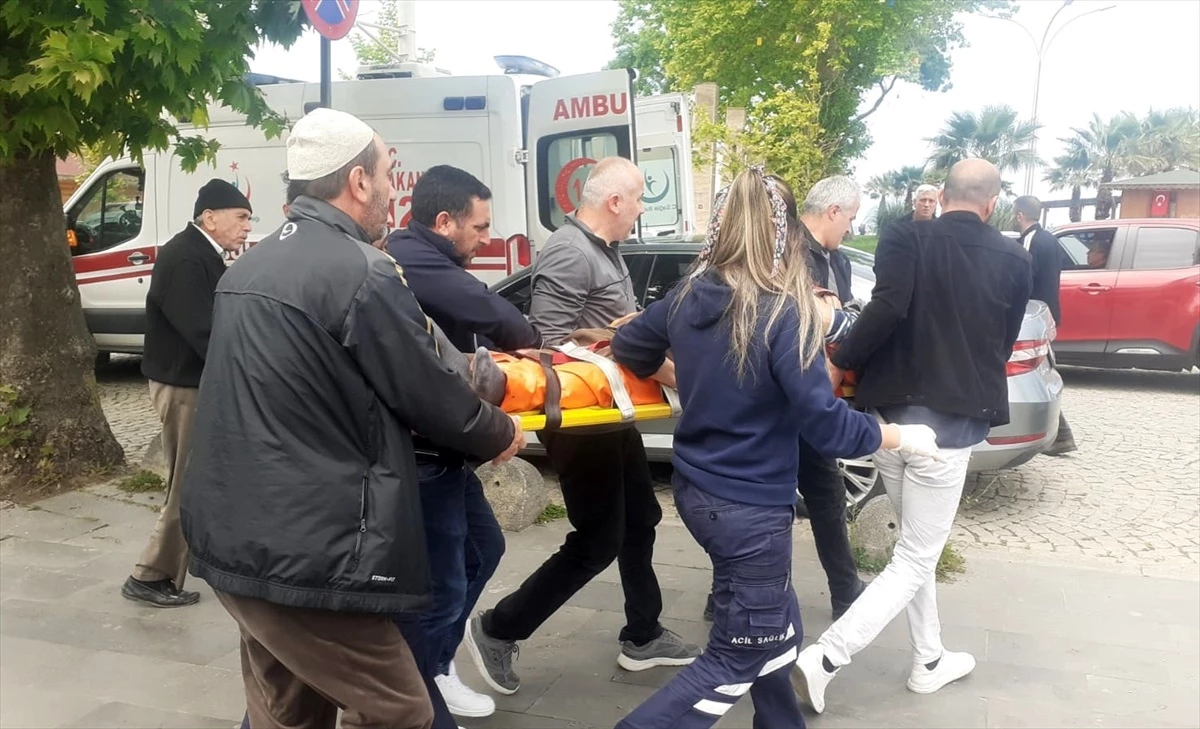 Akçakoca'da camide rahatsızlanan kişiye sağlık personeli müdahale etti