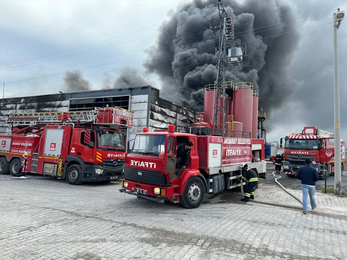 Aksaray'da Atık Yağ Geri Dönüşüm Fabrikasında Çıkan Yangın Kontrol Altına Alındı
